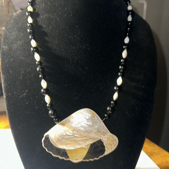 Mother of pearl - Picture 1 of 5